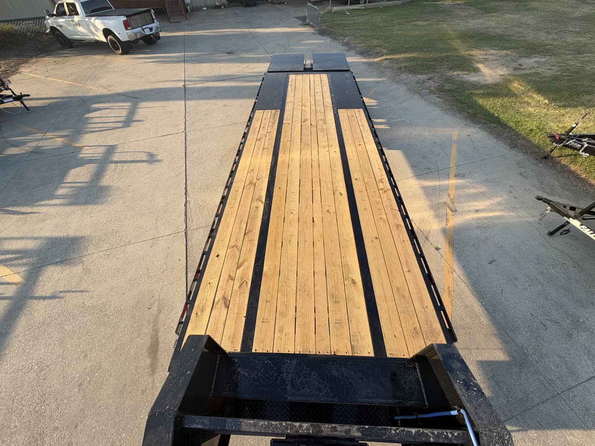 Load Trail 102x30 Low-Pro Gooseneck Trailer 24K, MAX Ramps, Black photo 10